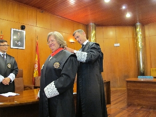 El presidente del TSJC impone la Cruz de San Raimundo de Peñafort a la secretaria judicial Carmen de la Roza